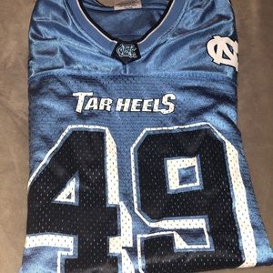 Men’s XL Carolina Tar Heels Colosseum Jersey.